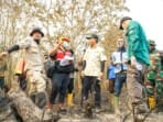 Susuri Hutan di Ngulak, Pj Bupati Apriyadi Padamkan Karhutlah
