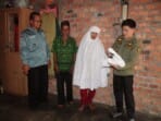 Usai Dibedah Rumahnya, Ibu Suhada dapat Hadiah Mukenah dari Pj Bupati Apriyadi Mahmud