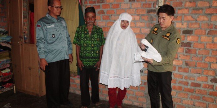 Usai Dibedah Rumahnya, Ibu Suhada dapat Hadiah Mukenah dari Pj Bupati Apriyadi Mahmud