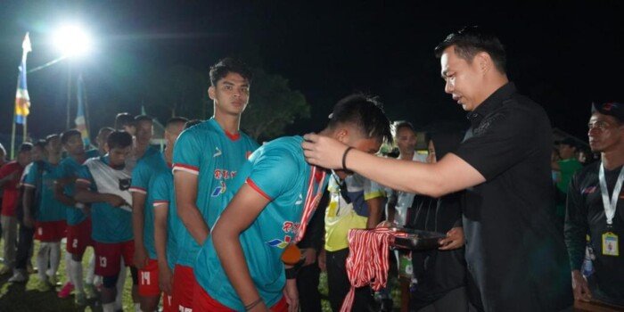 Bupati Kapuas Hulu Tutup Open Turnamen Sepak Bola Se-Kalimantan Barat di Kecamatan Bunut Hulu