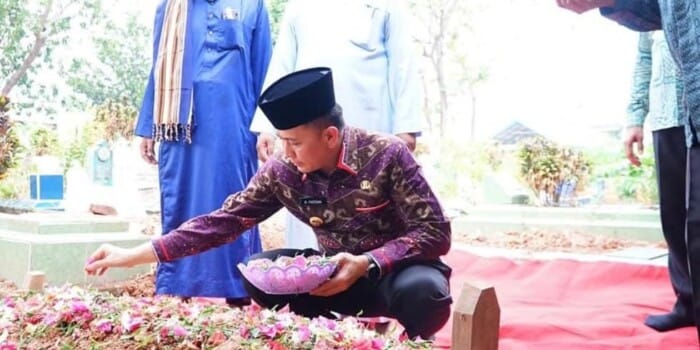 Agus Fatoni Ziarah ke Makam Habib Mahdi