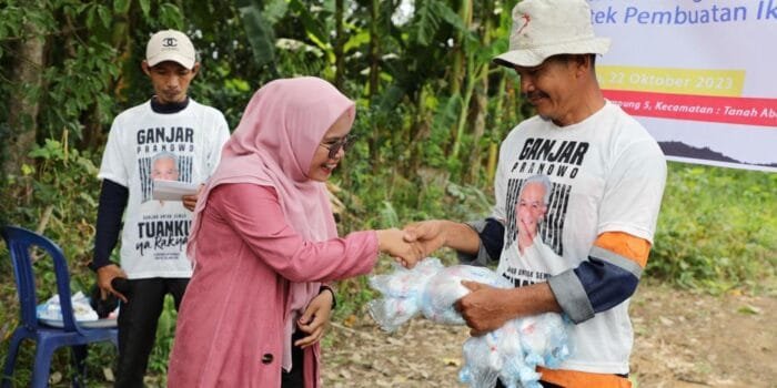 Nelayan Ganjar Bagikan Jaring Ikan Agar Tangkapan Ikan Lebih Banyak