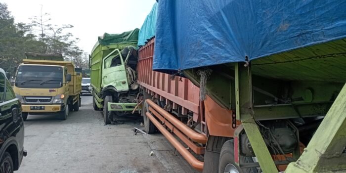 ‘Ngantuk’ Kecelakaan Beruntun Truk Fuso di AAL