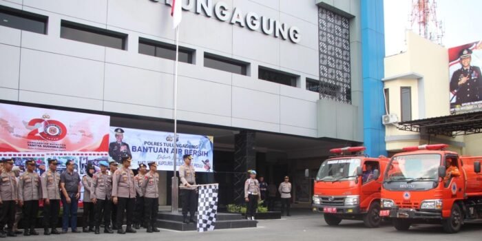 Polres Tulungagung Peduli, Salurkan Ribuan Liter Air Bersih Kepada Masyarakat di 3 Kecamatan