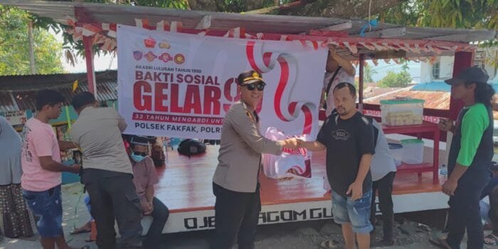 Kapolsek Fakfak Pimpin Pembagian Sembako untuk Warga