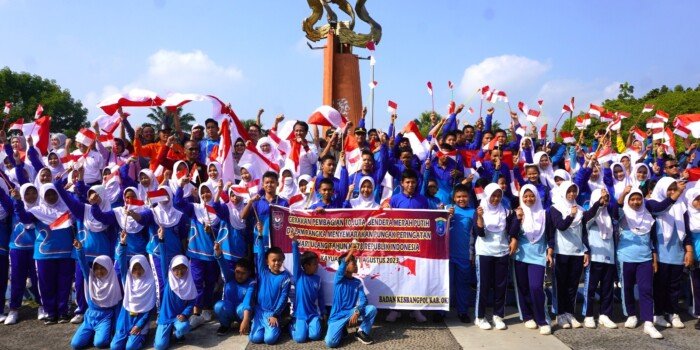 Semarakkan HUT RI Ke-78, Pemkab OKI Bagikan Ribuan Bendera Merah Putih
