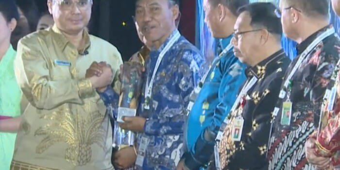 Remajakan Ribuan Hektare Sawit Rakyat, Bupati OKI Terima Anugerah Perkebunan dari Kementan
