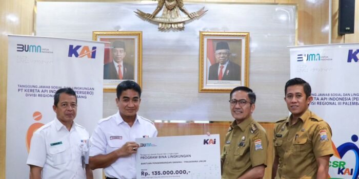 PT KAI Divre III Palembang Bantu Tiga Kontainer Sampah Untuk Kota Palembang