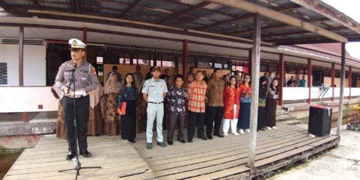 Anggota Satlantas Polres Kapuas Hulu Edukasi Pelajar SMKN 1 Putussibau Tentang Aturan Berlalu Lintas