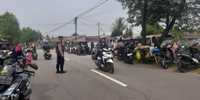 Peduli Keselamatan Berlalu Lintas di Jalan Penjara Depan TK Pembina, Anggota Polsek Putussibau Selatan Rutin Atur Lalu Lintas