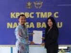 Wujud Pelayanan Transparan, Berintegritas dan Profesional, Bea Cukai Nanga Badau Serahkan NPPBKC bagi Pelaku Usaha MMEA
