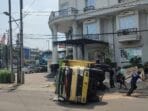 Besi Penutup Drainase Patah, Truk Muatan Lantai Kayu Kamar Terbalik