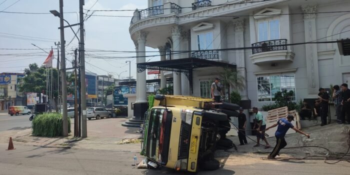 Besi Penutup Drainase Patah, Truk Muatan Lantai Kayu Kamar Terbalik