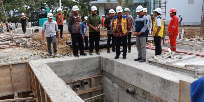 Idris Minta Kontraktor Tambah Tenaga Percepat Rekonstruksi Gedung Kantor Gubernur