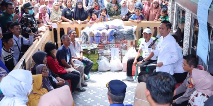 Tinjau Lokasi Kebakaran di 7 Ulu, Ratu Dewa Beri Sejumlah Bantuan Hingga Serahkan Dokumen Kependudukan