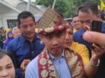 Kenakan Tanjak, Gibran Hadiri Rapat Konsolidasi di Palembang
