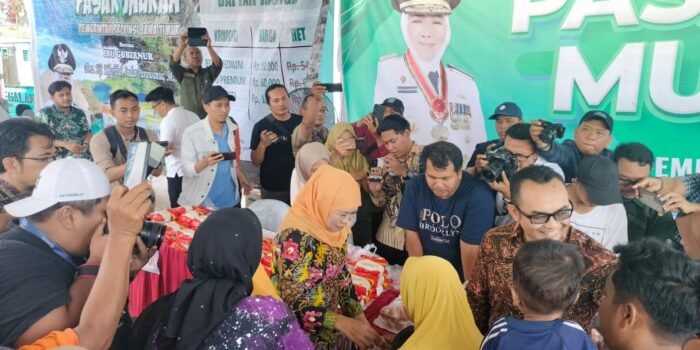 Kunjungi Tulungagung, Gubernur Jatim Khofifah Sempatkan Bagi-bagi Paket Sembako 