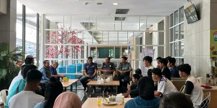 Ketua PBVSI Sumbar Beri Motivasi pada Tim Voli Putra untuk Laga Final Porwil Pekanbaru