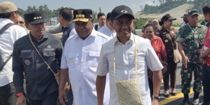 Ingat Perjuangan, Menteri Bahlil Terharu Landing Perdana di Bandara Siboru Fakfak