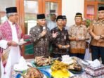 Usai Potong Tumpeng, Pj Bupati Apriyadi Mahmud Salat Jumat Berjamaah Bareng Kades se-Kecamatan BHL