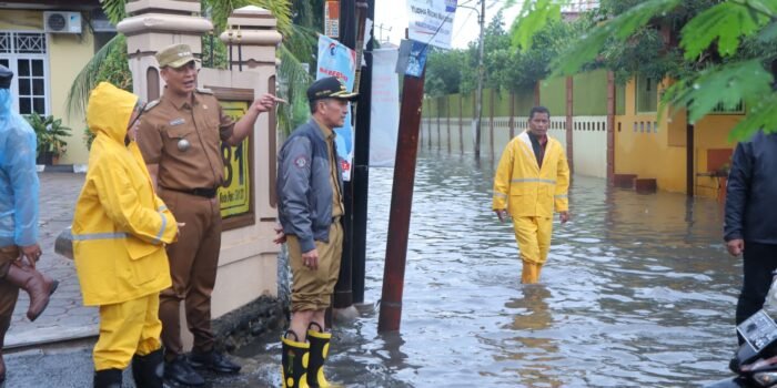 Gerak Cepat Ratu Dewa Tinjau Langsung Genangan Air Potensi Banjir Serta Kerahkan Petugas