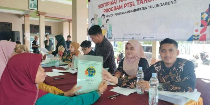 Penyerahan Ratusan Sertifikat PTSL 2023 di Desa Ngunggahan, Kades Maryono Tegaskan Pemohon Tak Keberatan