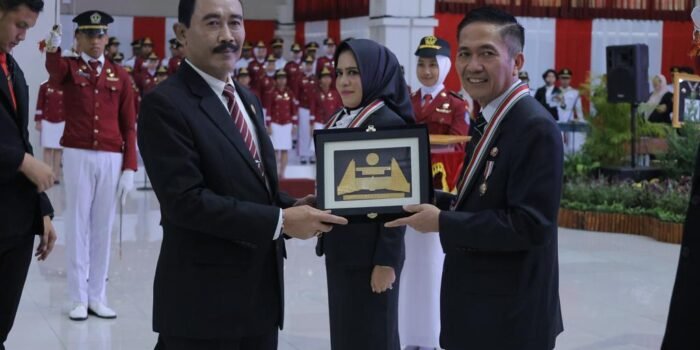 Ratu Dewa Terima Penganugrahan Tanda Kehormatan dan Lencana dari IPDN