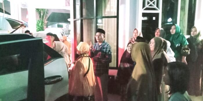 Tepati Janji, H. Arlan dan Keluarga Lepas Keberangkatan Sembilan Jamaah Umroh