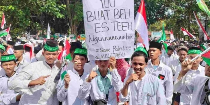 “Pinjam Dulu 100”, Kreativitas Santri di Aksi Aliansi Masyarakat Tulungagung Bela Palestina