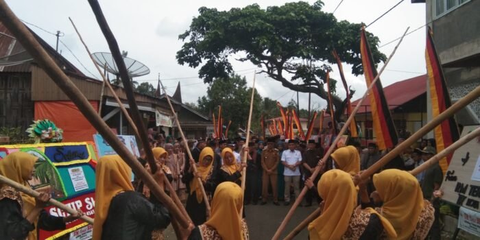 Keindahan Tarian Aluh Katentong Meriahkan Serah Terima Jabatan Wali Nagari Padang Laweh