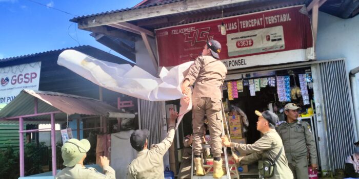 Satpol PP Kabupaten Kapuas Hulu Dampingi Pihak Bapenda Tertibkan Iklan Rokok dan Provider Jaringan Ilegal