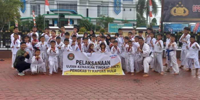 Evaluasi, 40 Atlet Taekwondo Kapuas Hulu Ikuti UKT di Sarja Arya Racana