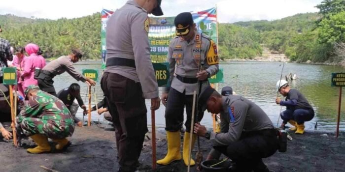 Gelar Baksos Penanaman Pohon Mangrove, Kapolres Tulungagung: Investasi Anak Cucu Kelak