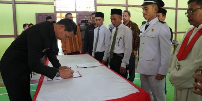Usai Lantik Kades Antar Waktu, Bupati Kapuas Hulu Ingatkan Soal Dana Desa: 1000 Rupiah Pun Kita Harus Transparan