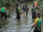 Satgas Pamtas RI-Malaysia Yonarmed 10 Bradjamusti Bersama Warga Bersihkan Sungai di Perbatasan