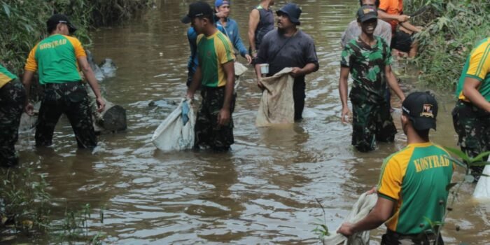 Satgas Pamtas RI-Malaysia Yonarmed 10 Bradjamusti Bersama Warga Bersihkan Sungai di Perbatasan