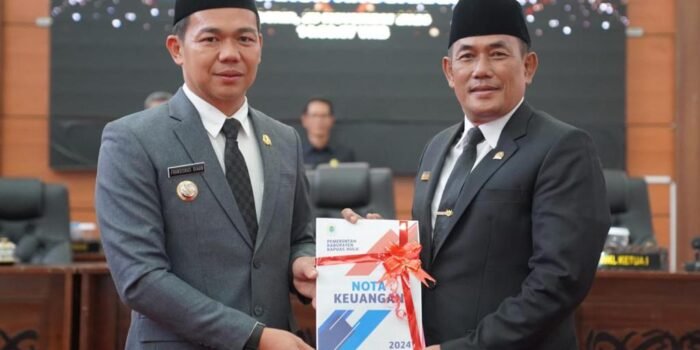 Bupati Kapuas Hulu Sampaikan Nota Keuangan Tentang Raperda APBD Tahun Anggaran 2024 kepada Anggota DPRD