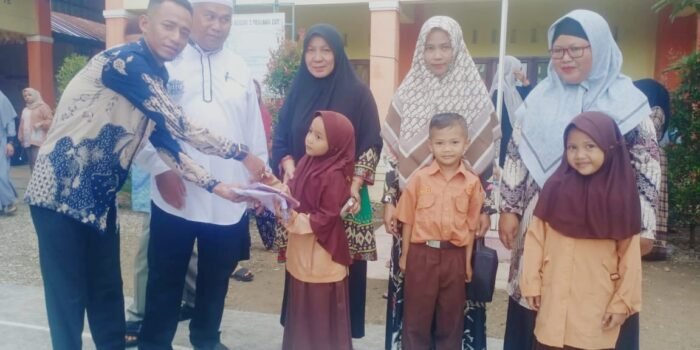 Bentuk Kepedulian Terhadap Pendidikan, Maulizar Zikri Berikan Bantuan Seragam Sekolah