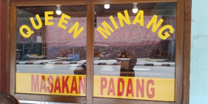 Jelajahi Kelezatan Kuliner Kikil hingga Sambal Dendeng RM Queen Minang di Kapuas Hulu