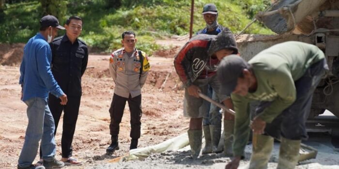 Progres Peningkatan Ruas Jalan Silat Hilir Kapuas Hulu Capai 70 Persen Meski Terkendala Cuaca