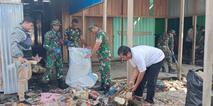 Korem 182 Gelar Karya Bakti HUT Ke-7 Kodam XVIII, Pembersihan Pasar Kelapa 2 Distrik Fakfak
