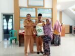 Kades Beliti Baru Bagikan Beras Bulog Kepada Masyarakat