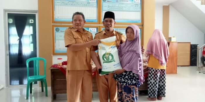 Kades Beliti Baru Bagikan Beras Bulog Kepada Masyarakat