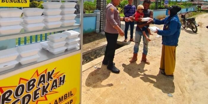 Gerobak Sedekah, Inisiatif Mulia Polsek Sungai Tebelian untuk Berbagi