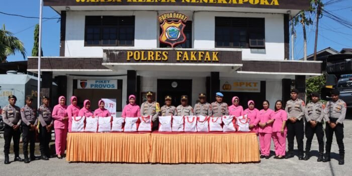 Polres Fakfak Salurkan Ratusan Paket Sembako untuk Warga yang Mengalami Stunting