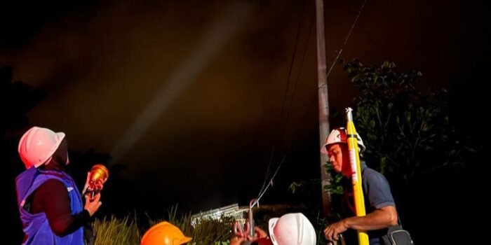 Jaga Keandalan Listrik, Srikandi PLN Unit Layanan Pelanggan Seberang Kota Turut Terjun Lapangan