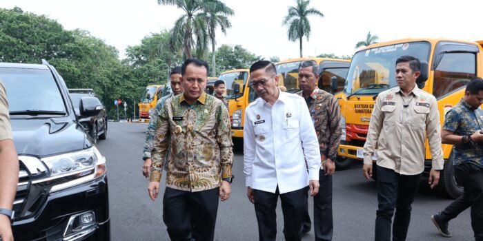 Ratu Dewa Terima 15 Unit Mobil Kebersihan dari Pemprov Sumsel, Upaya Serius Menanggulangi Sampah