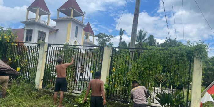 Aparat Gabungan TNI-Polri dan Warga Bersatu Kerja Bakti di Kramomongga Menjelang Perayaan Natal