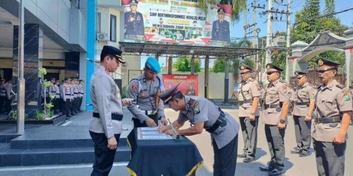 Kapolres Teuku Arsya Lantik Mantan Kasi Humas Polres Tulungagung sebagai Kapolsek Bandung