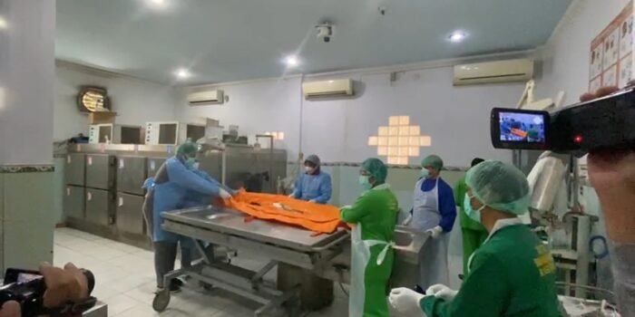 Satu Keluarga Tewas Membusuk Dalam Rumah